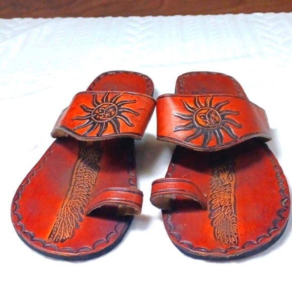 Handmade Leather Unisex Tooled  Mexico  Carved Buffalo  Sun  Sandals 7-8 New - Picture 1 of 9